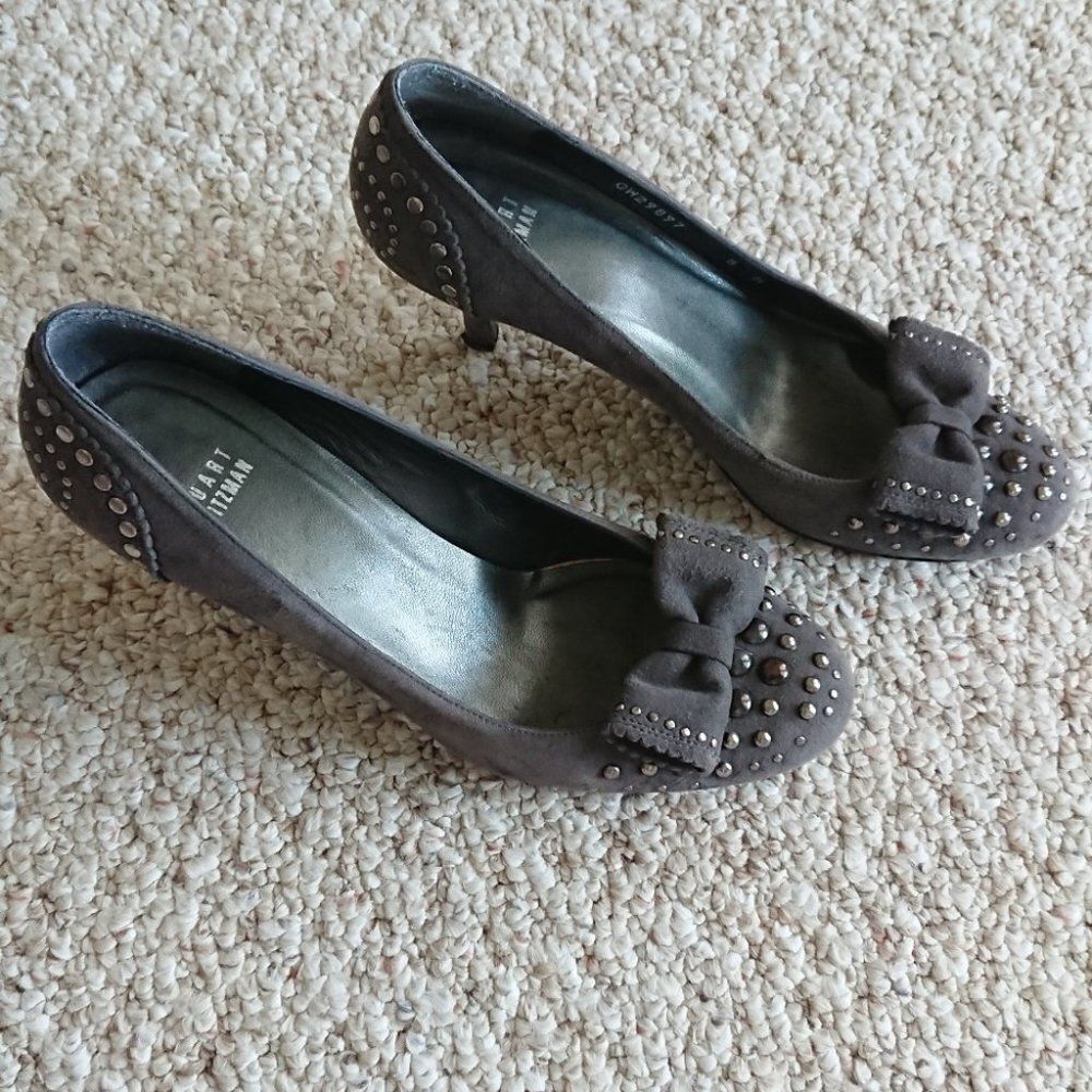 STUART WEITZMAN Suede Leather STUDDED Pumps Heels with Gray Bow size 8M